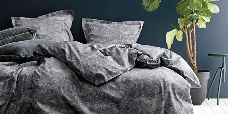 Moderne sengerøj i grå med roser